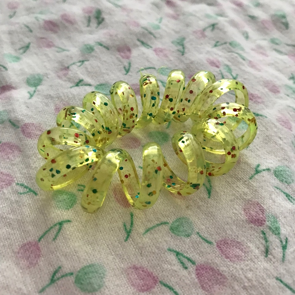 Plastic Elastic Coil Scrunchie Hair Tie Green Dots Spiral Size 2 Inch - Picture 1 of 2